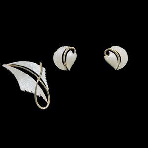 Vintage JJ Gold Tone And Silver Tone Leaf Brooch & Clip On Earring Set Signed